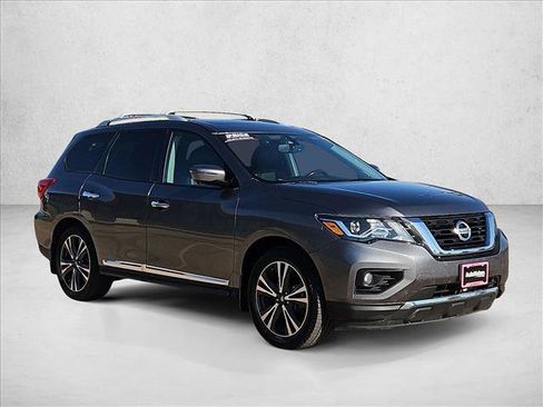 Used 2017 Nissan Pathfinder Platinum FWD image 3