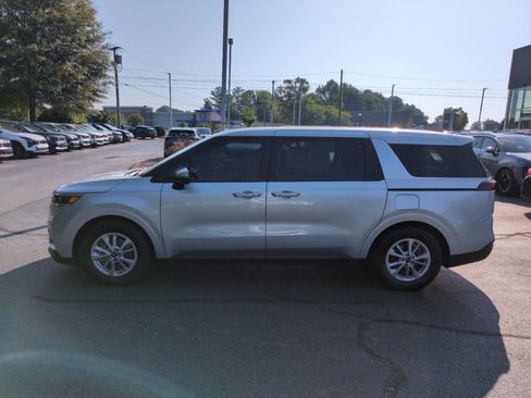 Used 2023 Kia Carnival LX FWD image 4