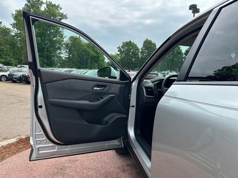 Used 2022 Nissan Rogue SV image 11