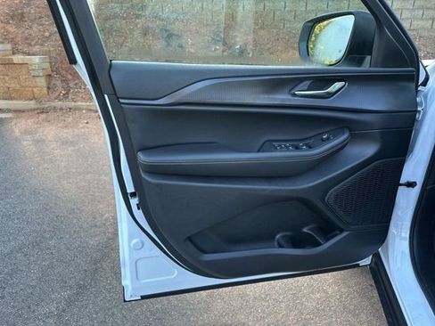 New 2025 Jeep Grand Cherokee L Laredo image 10