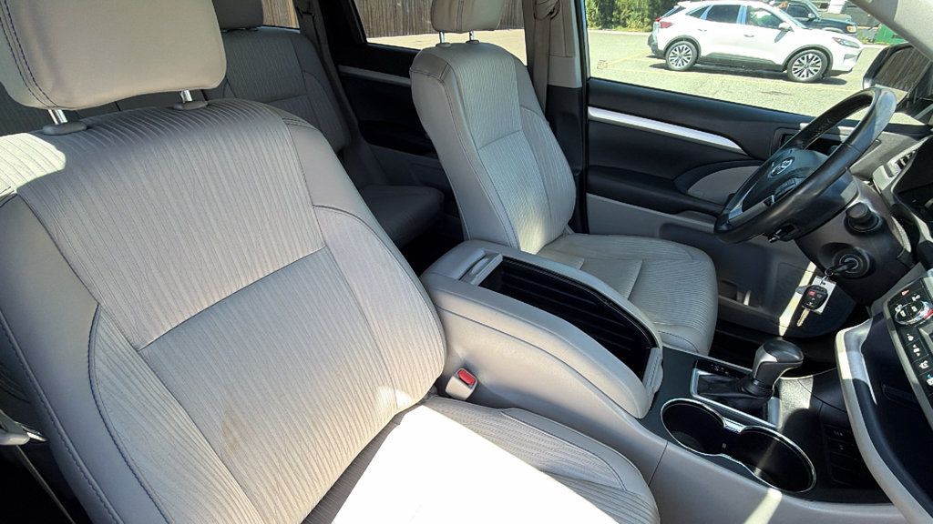 Used 2018 Toyota Highlander Plus FWD image 29