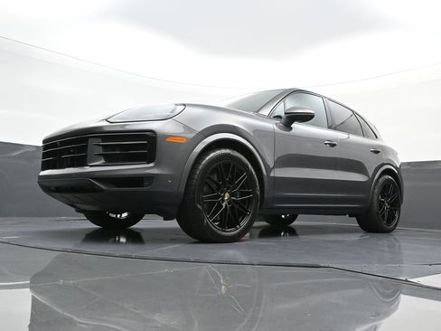 Used 2025 Porsche Cayenne image 23