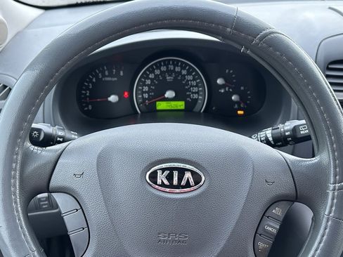 Used 2010 Kia Sedona LX image 21