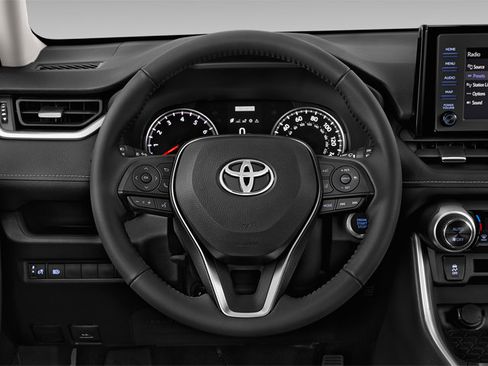 Used 2019 Toyota RAV4 XLE w/ Convenience Package FWD image 5