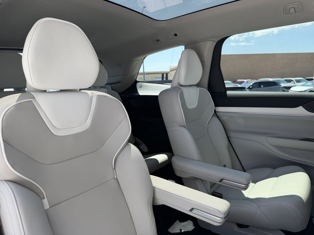Used 2025 Volvo EX90 Plus AWD/4WD image 38