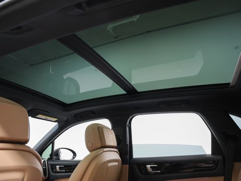 Certified 2019 Porsche Cayenne E-Hybrid AWD/4WD image 44