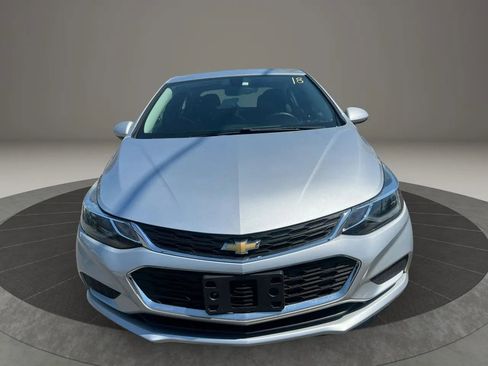 Used 2018 Chevrolet Cruze LT FWD image 2