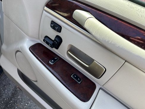 Used 2004 Lincoln Town Car Ultimate image 22