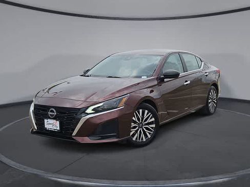 Used 2024 Nissan Altima 2.5 SV FWD image 1