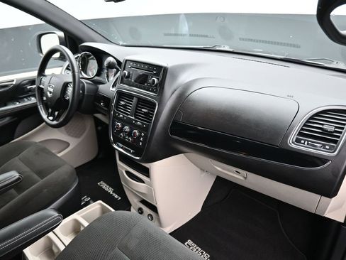 Used 2016 Dodge Grand Caravan SE image 47