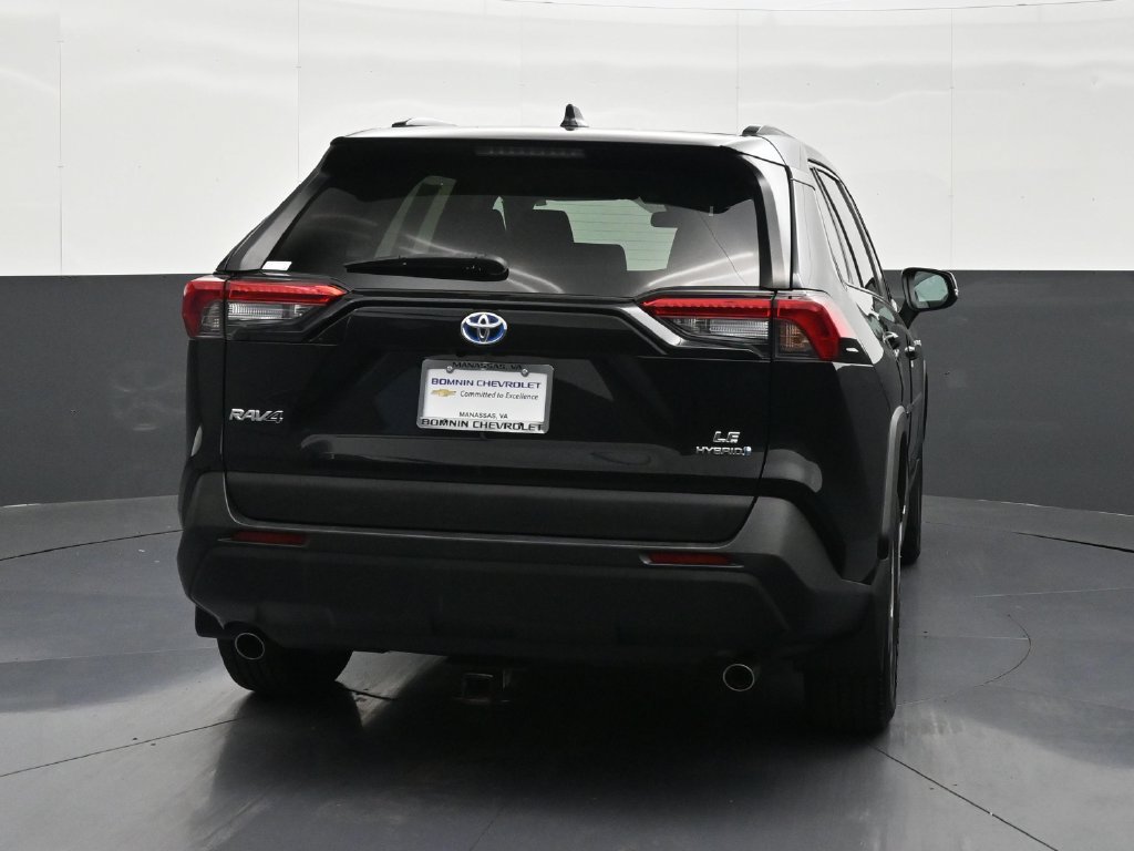 Used 2021 Toyota RAV4 LE AWD/4WD image 4