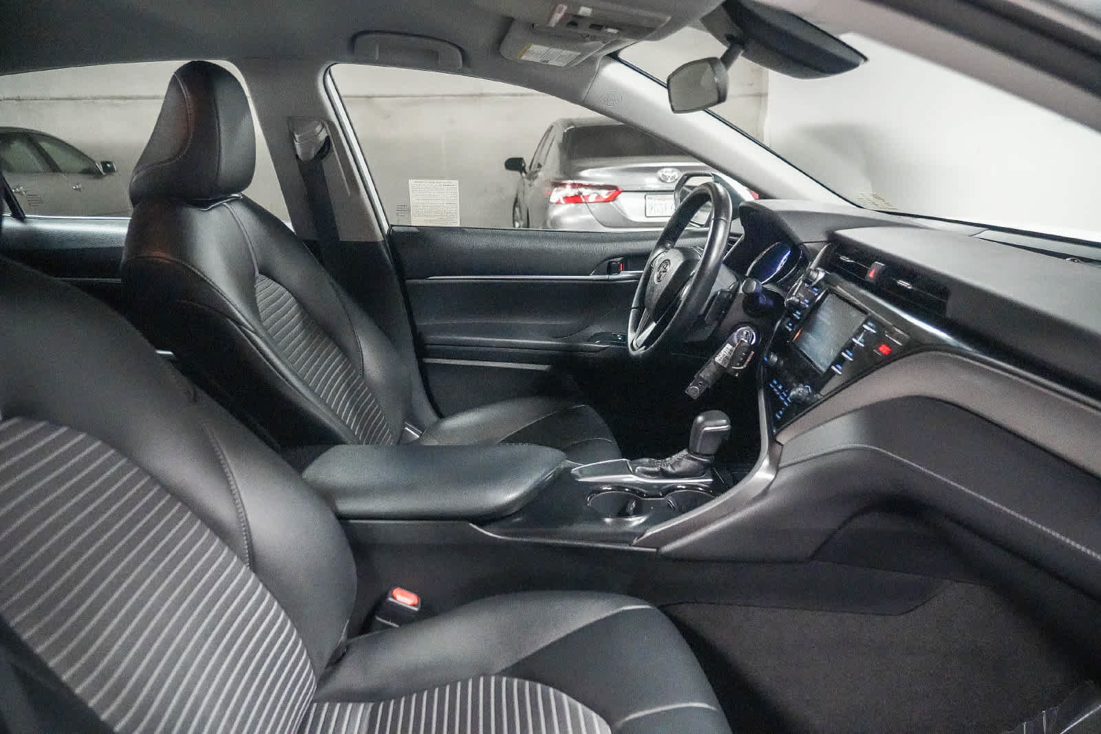 Used 2019 Toyota Camry SE w/ Carpet Mat Package FWD image 17