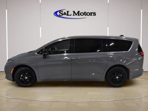 Used 2025 Chrysler Pacifica Select FWD image 3