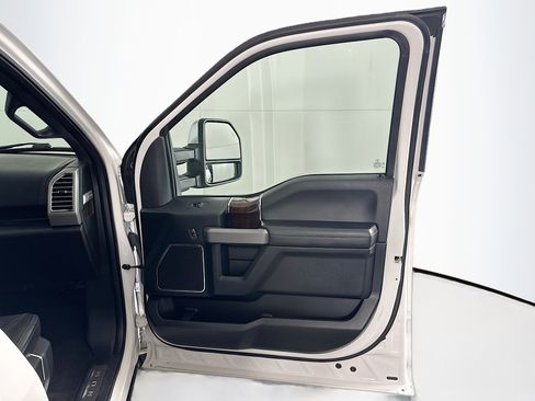 Used 2016 Ford F150 Platinum w/ Equipment Group 701A Luxury image 33