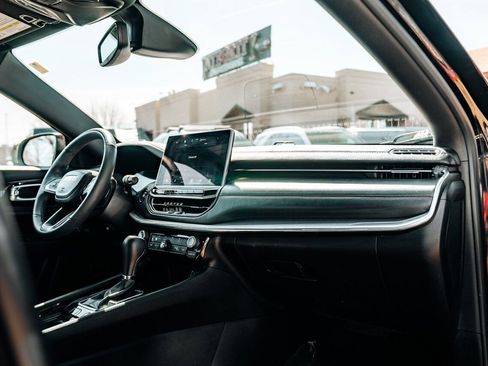 Used 2023 Jeep Compass Limited image 37