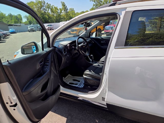 Used 2019 Chevrolet Trax LT w/ LT Convenience Package AWD/4WD image 11