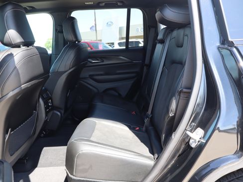 Used 2025 Jeep Grand Cherokee Altitude AWD/4WD image 10