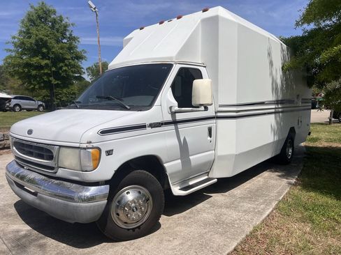 Used 2000 Ford E-350 and Econoline 350 Super Duty RWD image 2