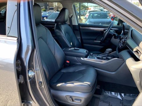 Used 2023 Toyota Highlander Limited image 9
