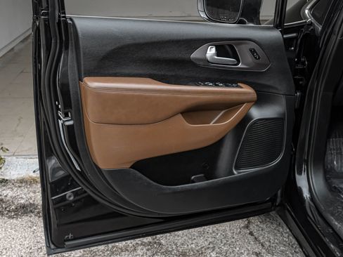 Used 2018 Chrysler Pacifica Limited image 56