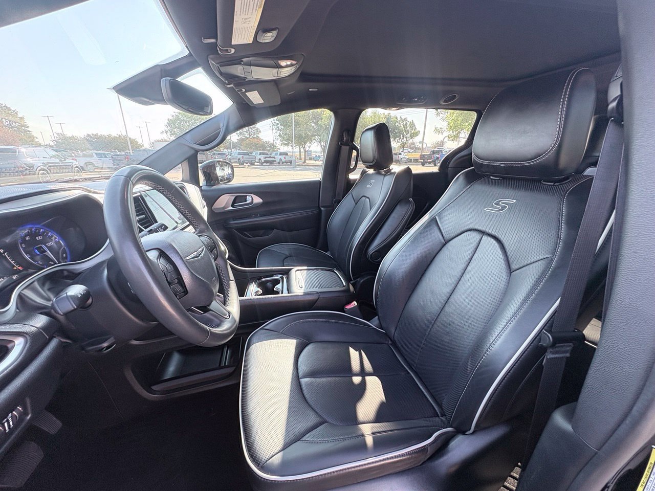 Used 2025 Chrysler Pacifica Limited FWD image 6