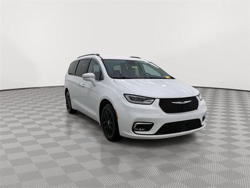Used 2022 Chrysler Pacifica Touring-L image 2