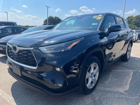 Used 2024 Toyota Highlander LE FWD image 1
