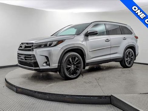 Used 2019 Toyota Highlander SE image 2