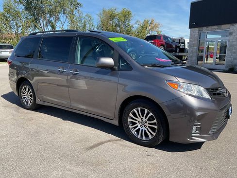Used 2020 Toyota Sienna XLE Premium w/ Carpet Mat Package FWD image 10