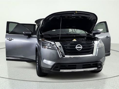 Used 2025 Nissan Pathfinder SL FWD image 9
