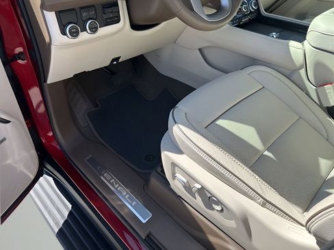 Used 2024 GMC Yukon Denali w/ Denali Reserve Package image 29