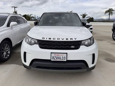 Used 2018 Land Rover Discovery SE image 2