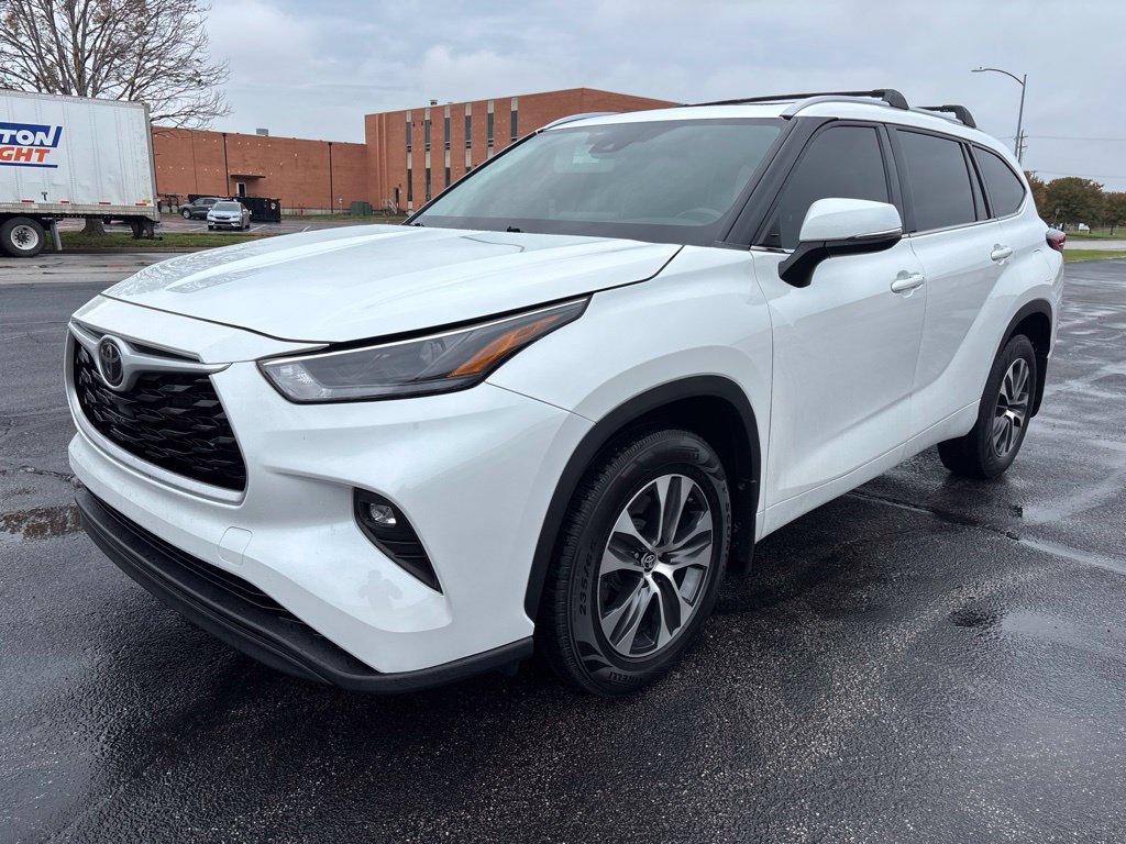 Used 2022 Toyota Highlander XLE AWD/4WD image 7