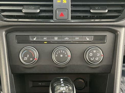 Certified 2022 Volkswagen Taos SE image 15