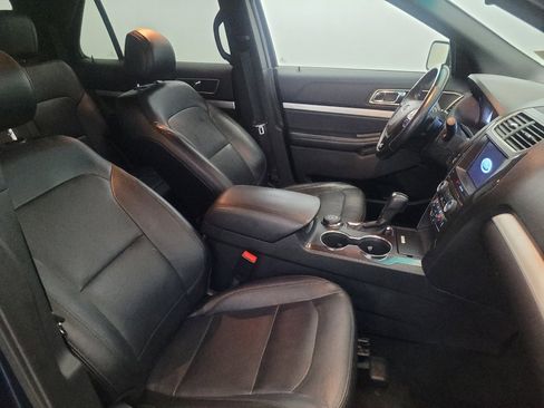 Used 2017 Ford Explorer XLT w/ Equipment Group 202A AWD/4WD image 21