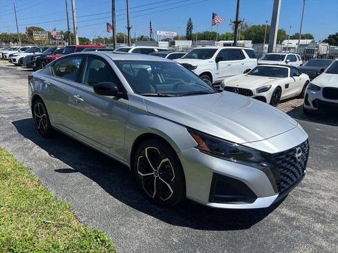 Used 2025 Nissan Altima 2.5 SR w/ SR Premium Package image 4