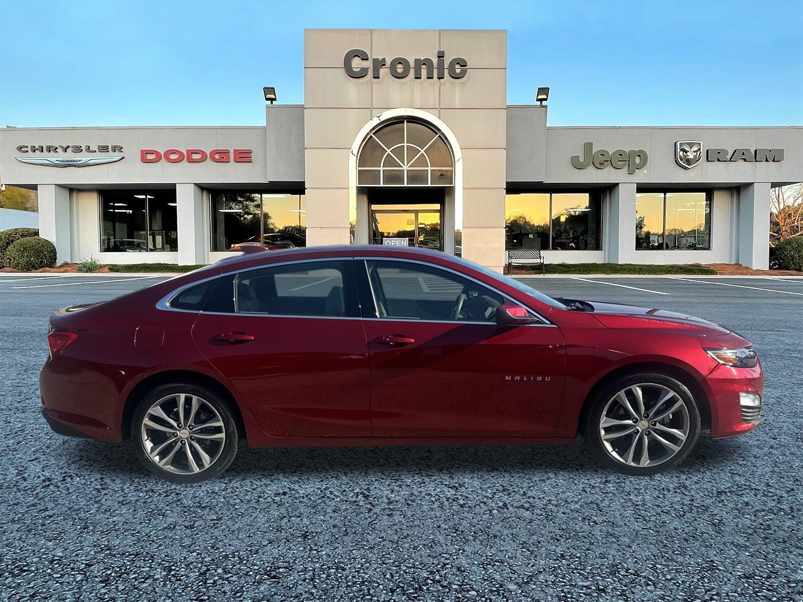 Used 2025 Chevrolet Malibu LT FWD image 2