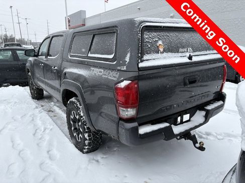 Used 2017 Toyota Tacoma TRD Off-Road image 3