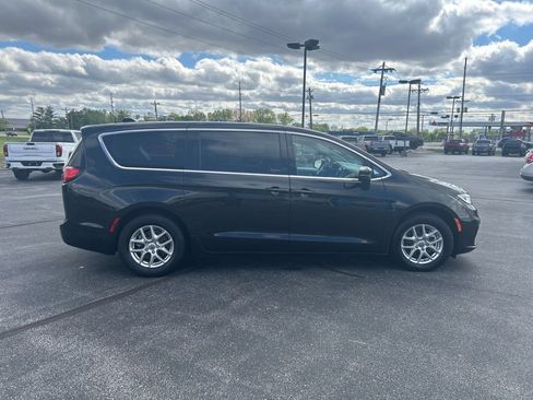 Used 2023 Chrysler Pacifica Touring-L FWD image 19