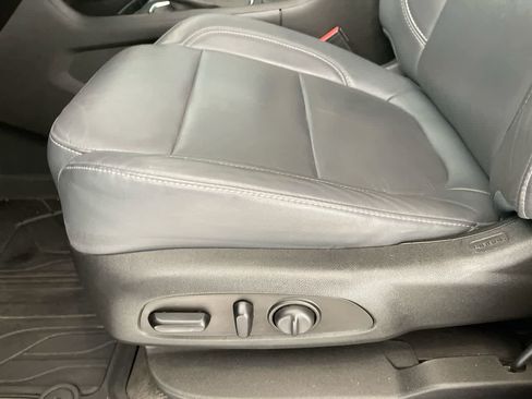 Used 2020 Chevrolet Traverse LT w/ LT Premium Package image 12