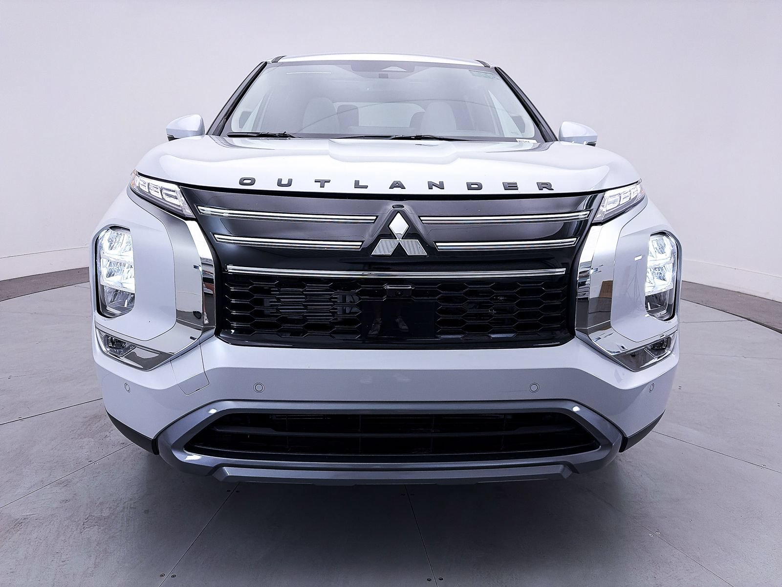 Used 2026 Mitsubishi Outlander SE FWD image 2