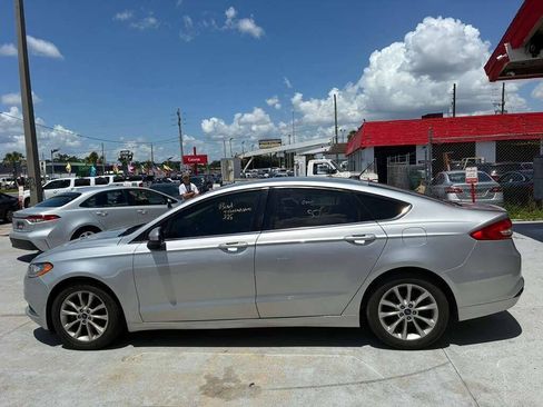Used 2017 Ford Fusion SE FWD image 4
