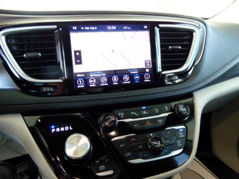 Used 2018 Chrysler Pacifica Limited w/ Tire & Wheel Group image 23