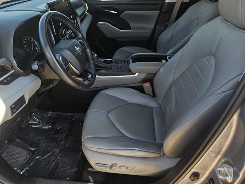 Used 2020 Toyota Highlander XLE image 11