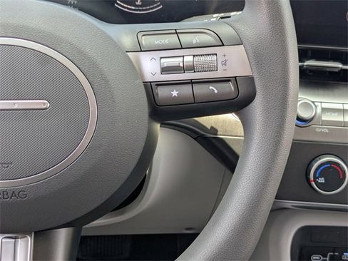 Used 2025 Hyundai Kona SE image 16