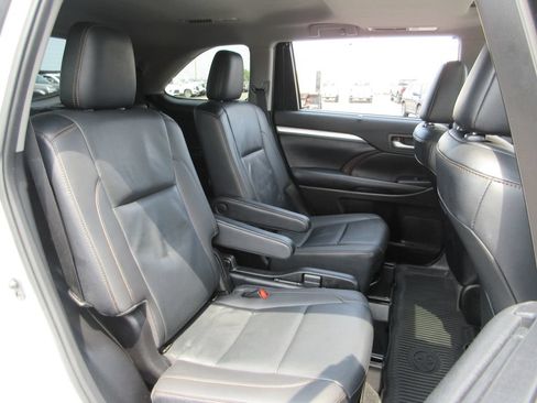 Used 2019 Toyota Highlander XLE AWD/4WD image 23