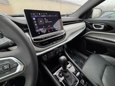 Used 2025 Jeep Compass Limited image 17