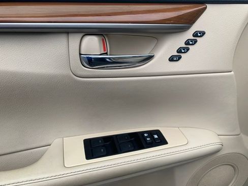 Used 2014 Lexus ES 300h w/ Luxury Package w/Bamboo Trim FWD image 22