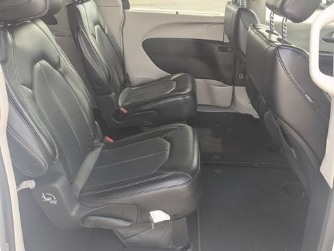 Used 2023 Chrysler Pacifica Touring-L FWD image 28