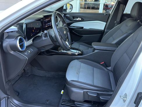 Used 2025 Chevrolet Trax LT w/ LT Convenience Package FWD image 10